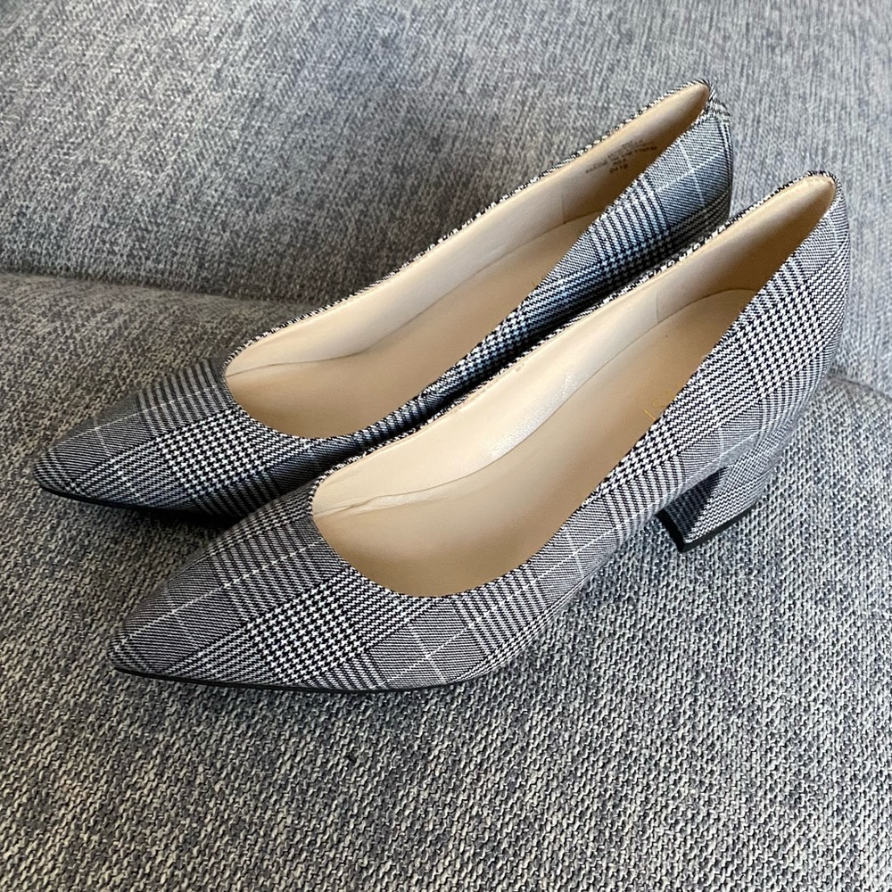 Nine West Houndstooth pumps Mid block heel. Never worn, new condition Size 6 M